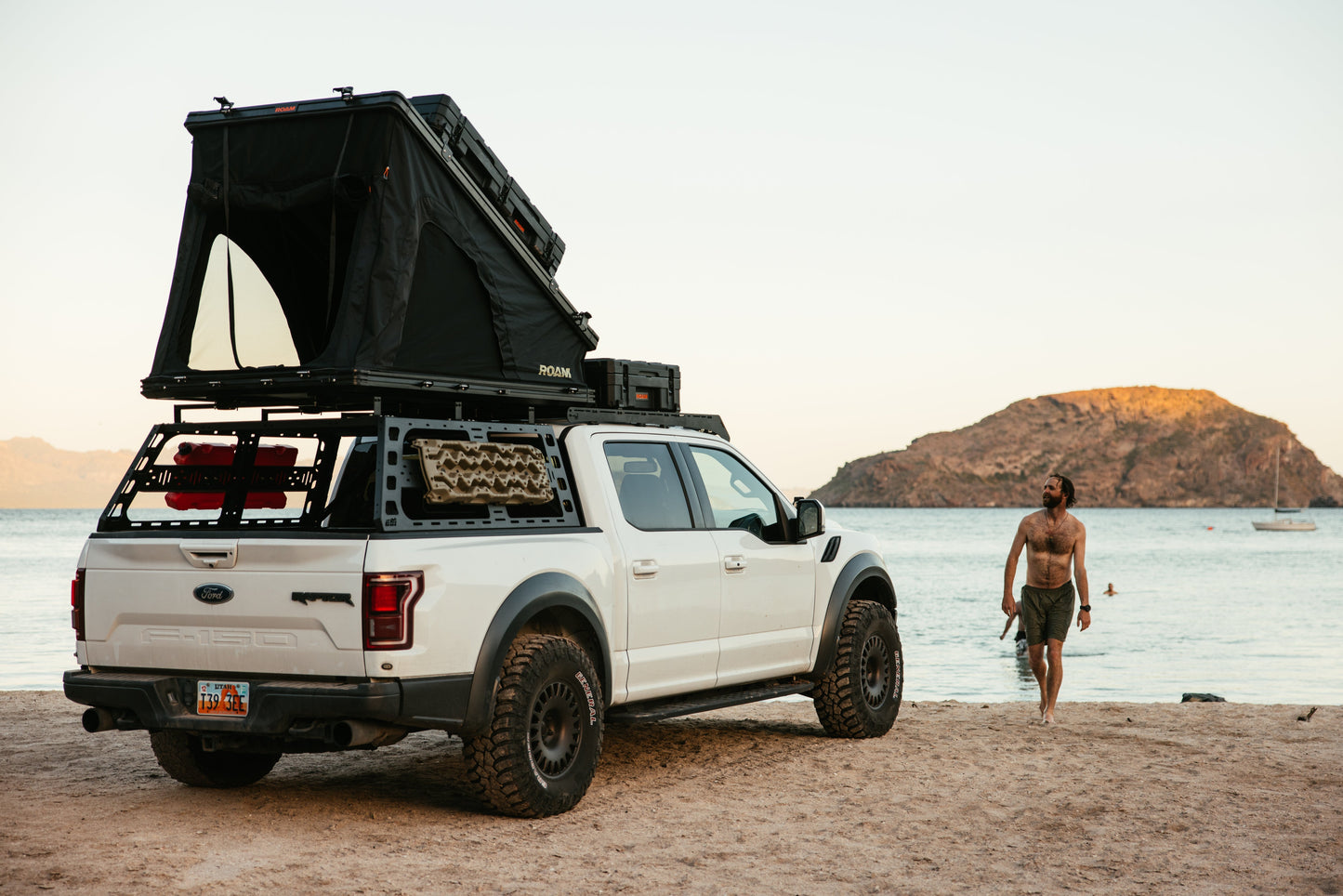 ROAM Adventure Co. The Desperado Hardshell Rooftop Tent
